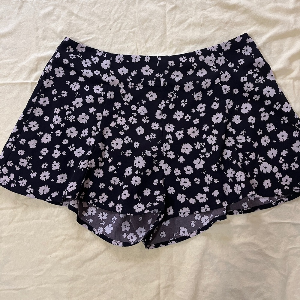 Flowered fabric short